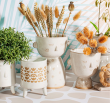 Load image into Gallery viewer, Twirled Face Vase
